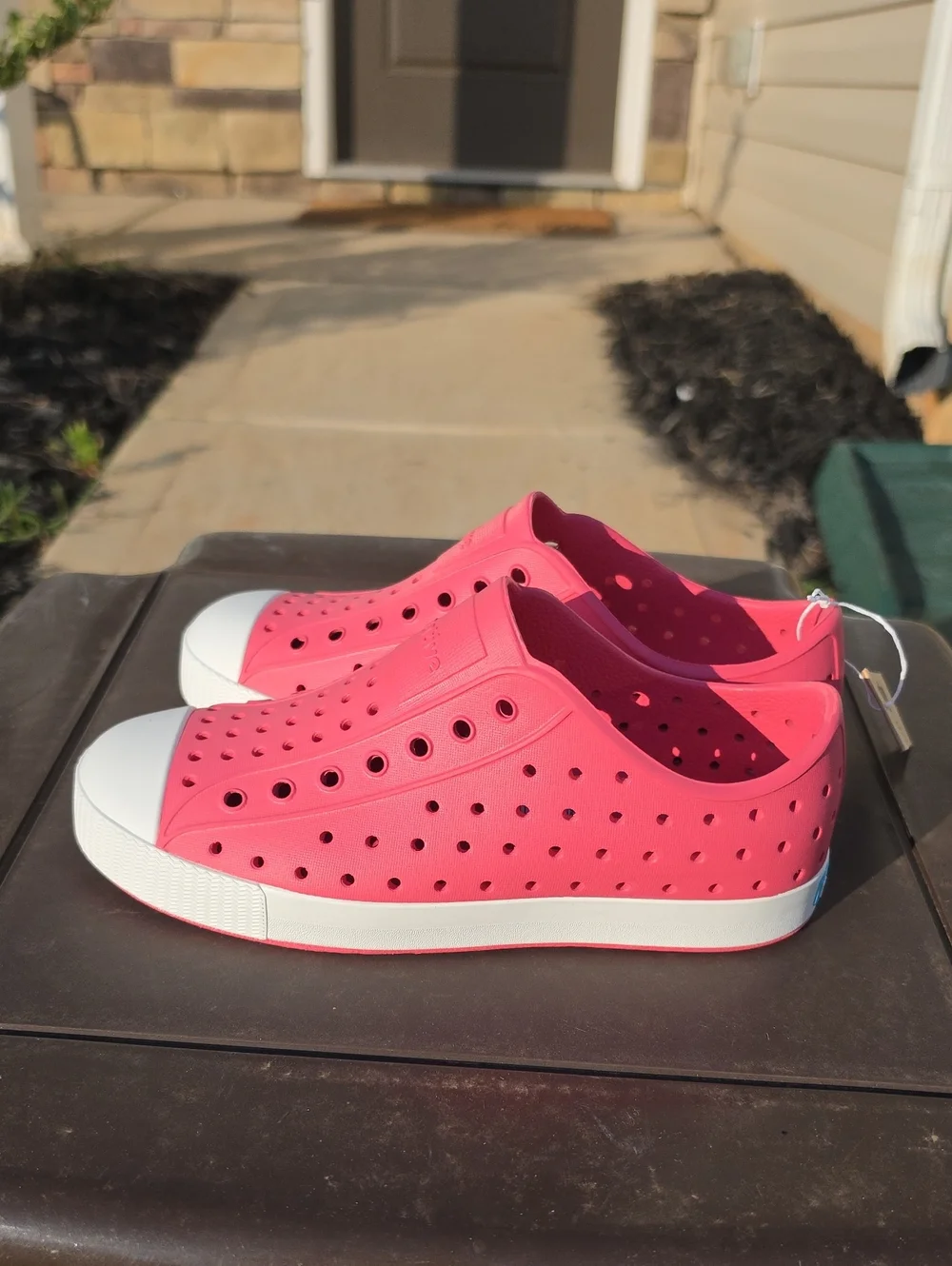 Native Shoes Kids' Jefferson Big Girl Sz J2 SlipOn Shoe Dazzle Pink Shell White